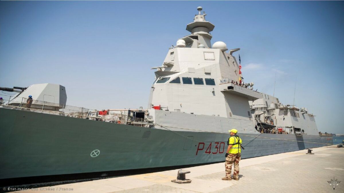 کشتی جنگی ایتالیا برای تامین امنیت جام جهانی در قطر پهلو گرفت