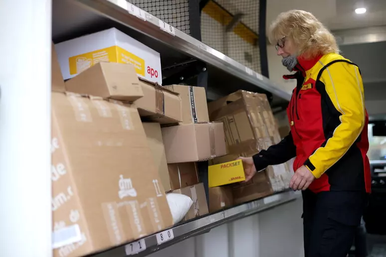 Da luglio dazi Ue di 3 euro ai mini-pacchi da Shein e Temu